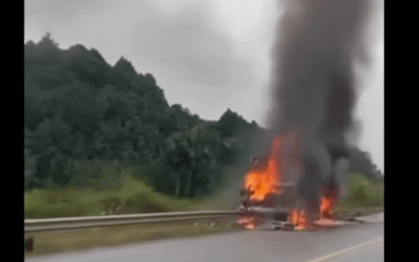 Video cháy ô tô đang di chuyển trên cao tốc Nội Bài - Lào Cai