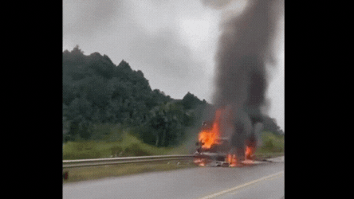 [VIDEO] Cháy ô tô đang di chuyển trên cao tốc Nội Bài - Lào Cai - Ảnh 4.