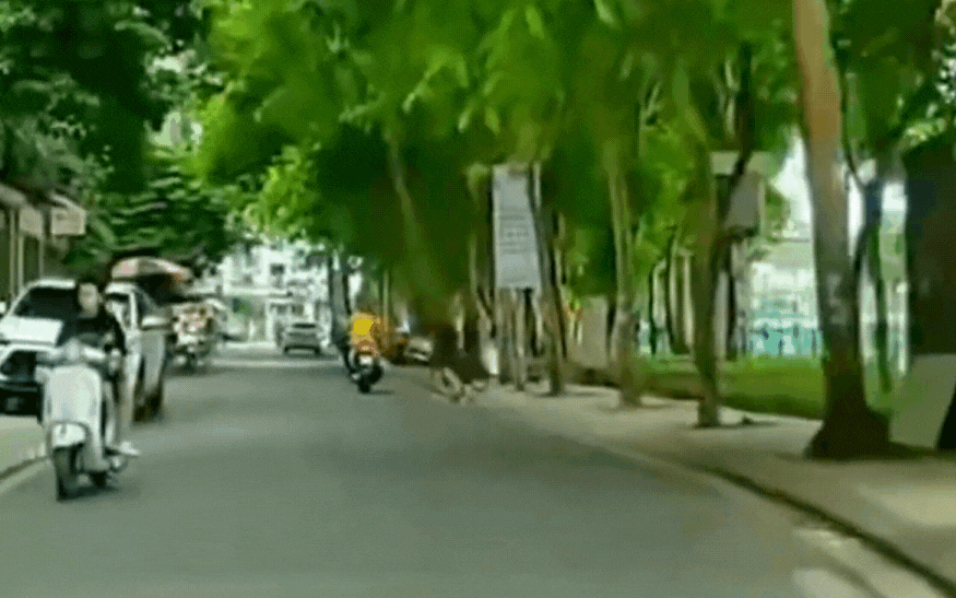 Triệu tập thanh niên đạp ngã người đi xe đạp giữa phố 