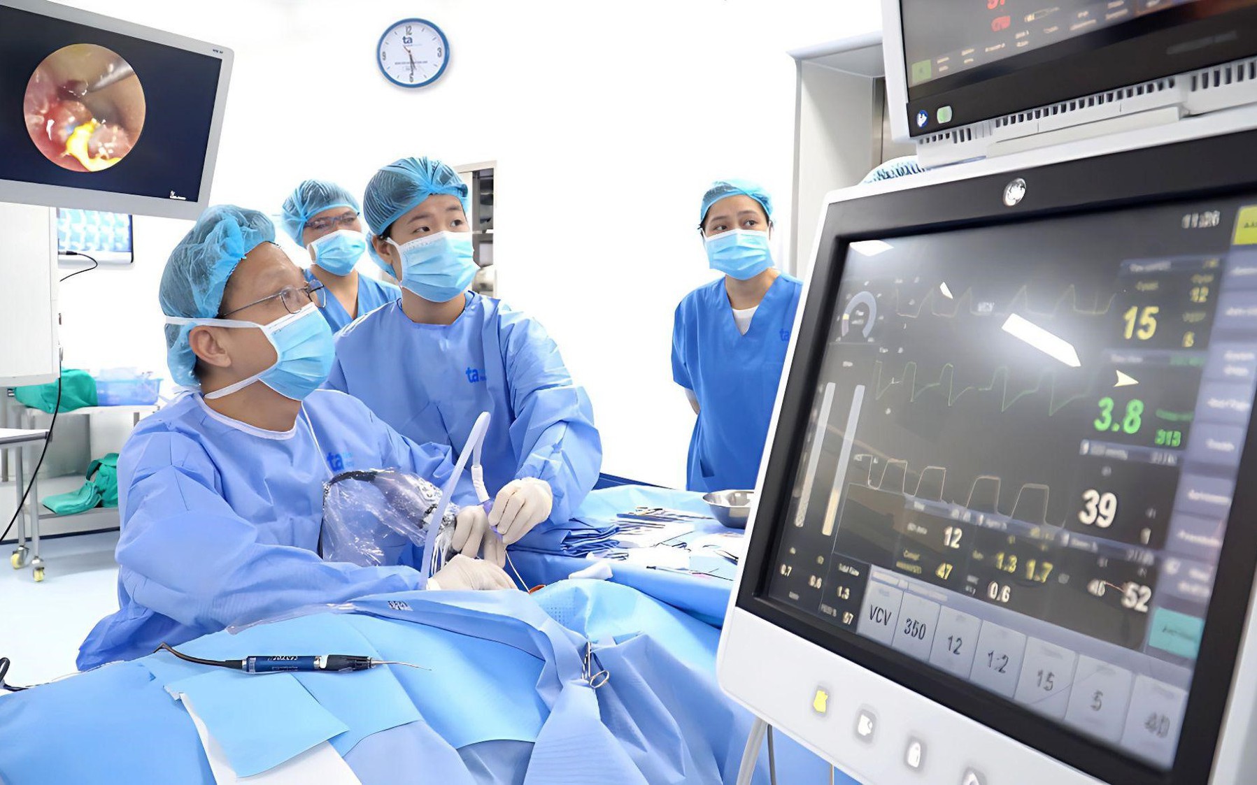 Bác sĩ Việt Nam trình diễn phẫu thuật nội soi tai phức tạp tại Hội nghị quốc tế