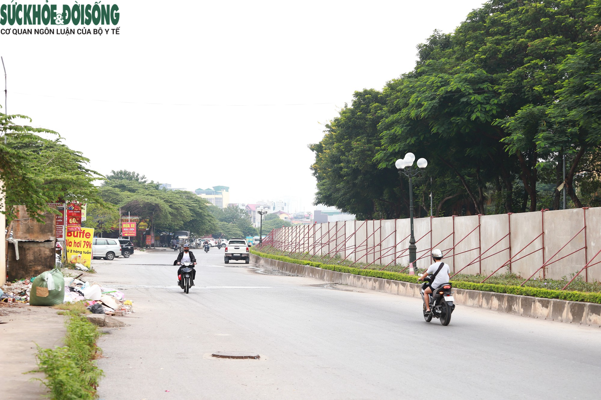 Cận cảnh khu vực rào bê tông chắn đường dân được Hà Nội yêu cầu phá bỏ - Ảnh 4.