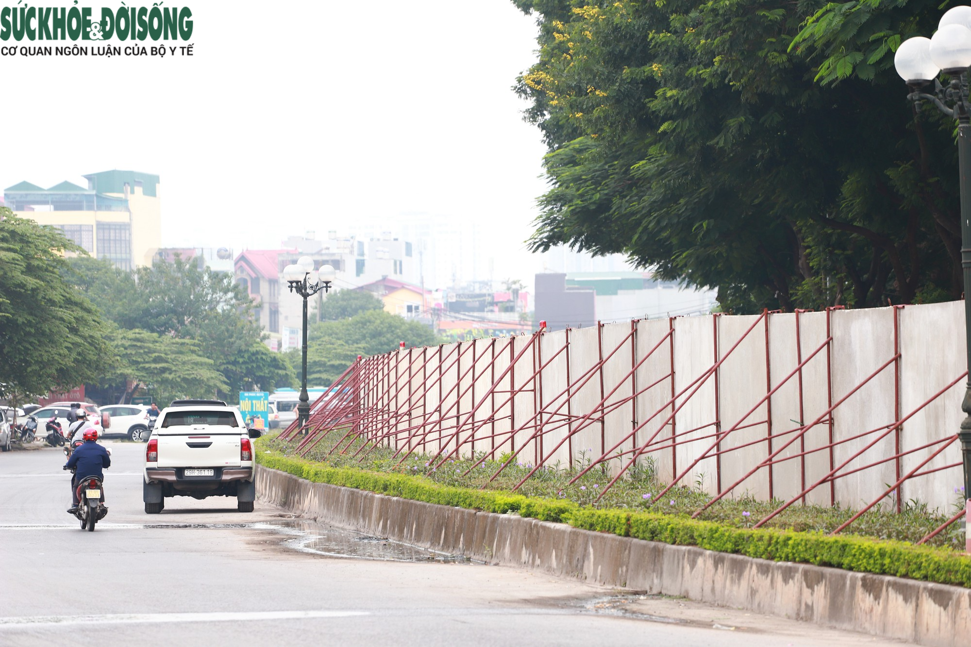 Cận cảnh khu vực rào bê tông chắn đường dân được Hà Nội yêu cầu phá bỏ - Ảnh 5.
