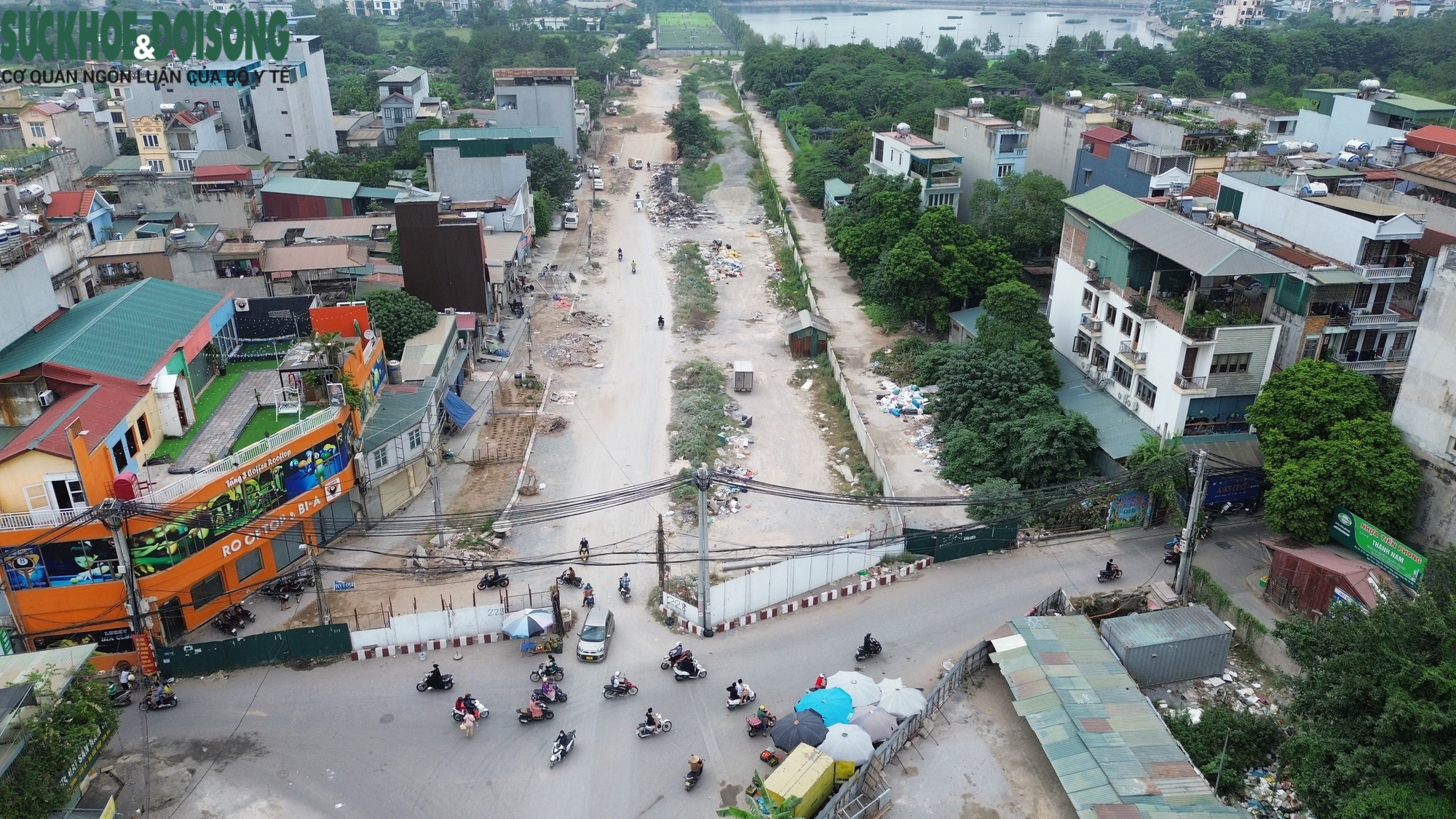 Cận cảnh khu vực rào bê tông chắn đường dân được Hà Nội yêu cầu phá bỏ - Ảnh 8.