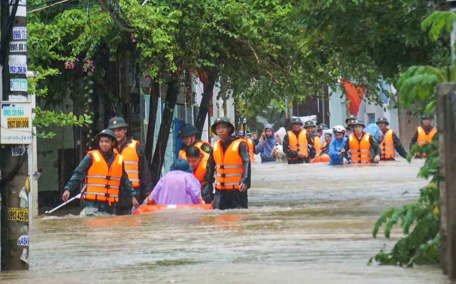 Lũ lụt miền Trung: 7 rủi ro sức khỏe thường gặp và cách xử trí