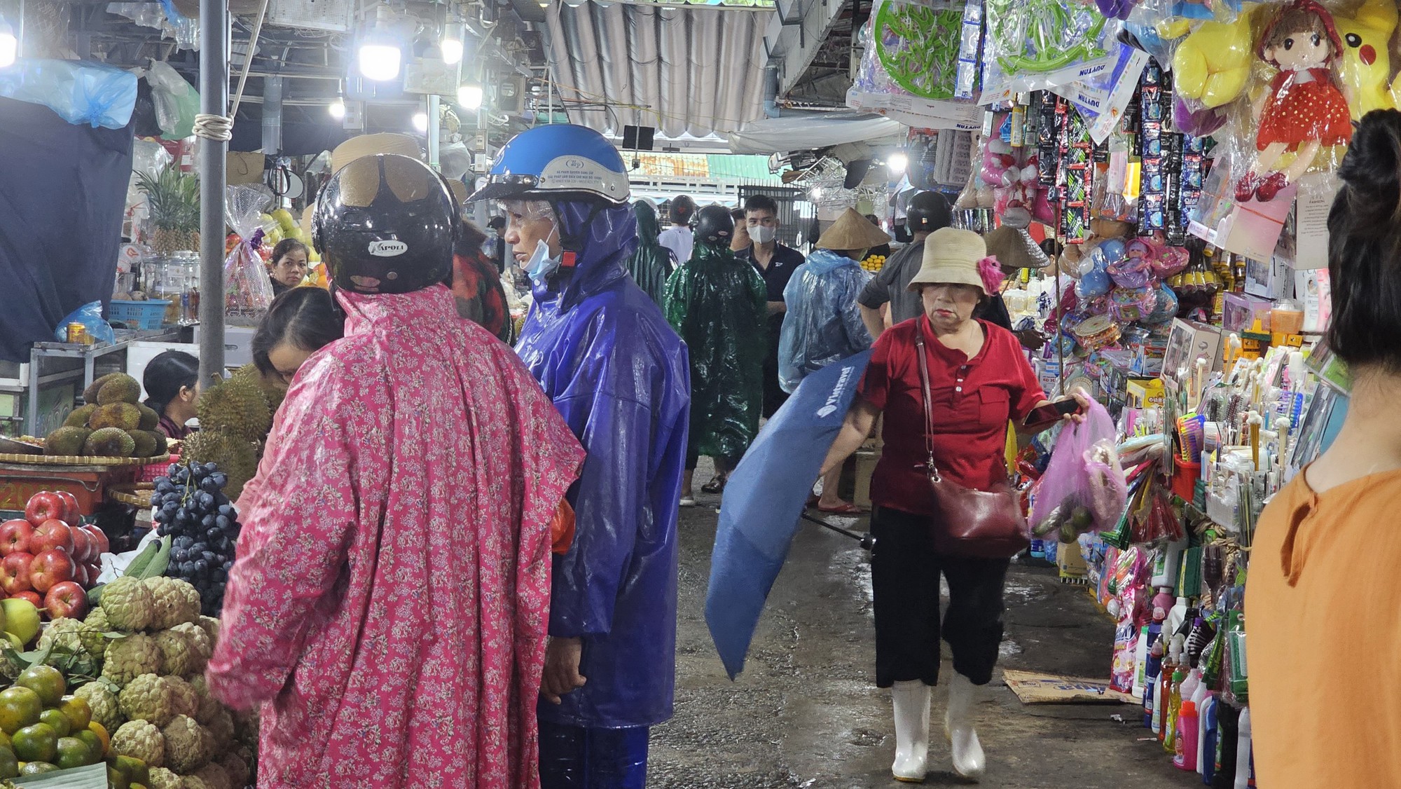 Người dân treo xe máy lên cao, đi mua thực phẩm phòng ngập lụt - Ảnh 14.