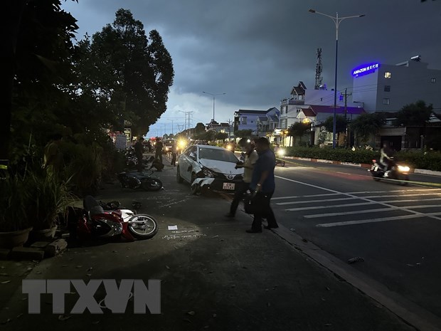 'Xe điên' tông vào nhóm phụ huynh đang chờ con, 5 người thương vong - Ảnh 1.