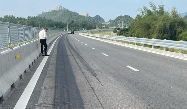 Mới thông xe, mặt đường Cao tốc Nghi Sơn-Diễn Châu đã bị phá hoại - Ảnh 1.