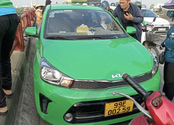 Điều tra việc lái xe taxi nhảy cầu Thanh Trì - Ảnh 2.