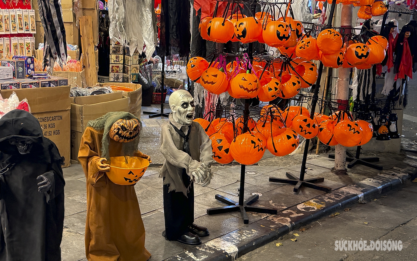 Phố Hàng Mã tràn ngập đồ hóa trang kinh dị trước ngày Halloween