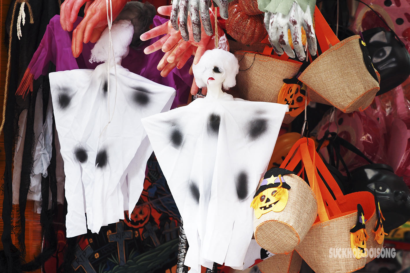 Phố Hàng Mã tràn ngập đồ hóa trang kinh dị trước ngày Halloween - Ảnh 6.