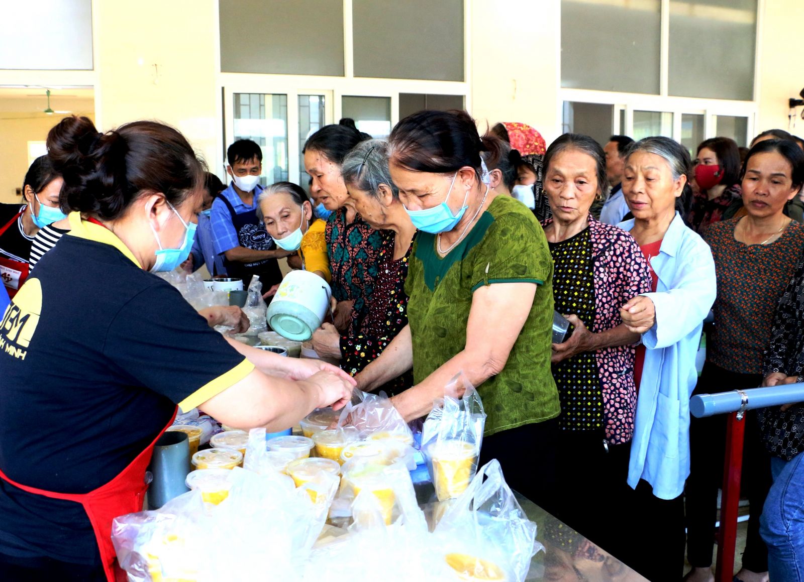 Công tác xã hội trong các cơ sở y tế Hà Tĩnh: Mang yêu thương đến với người bệnh - Ảnh 1.