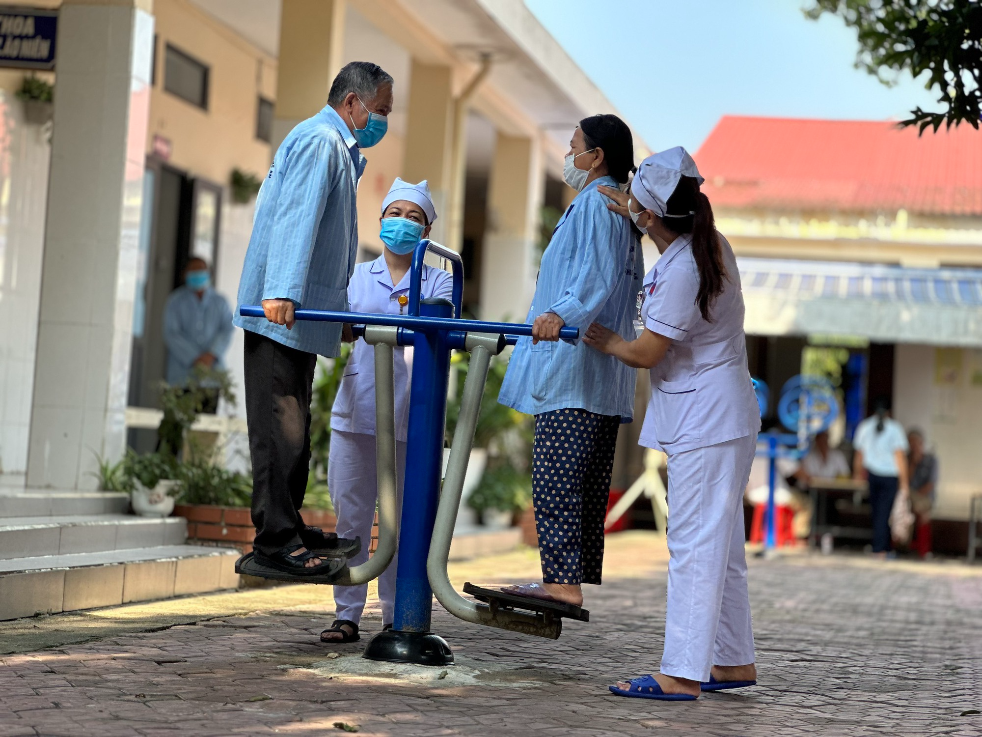 Những 'bảo mẫu' đặc biệt ở Bệnh viện Tâm thần Nghệ An - Ảnh 17.