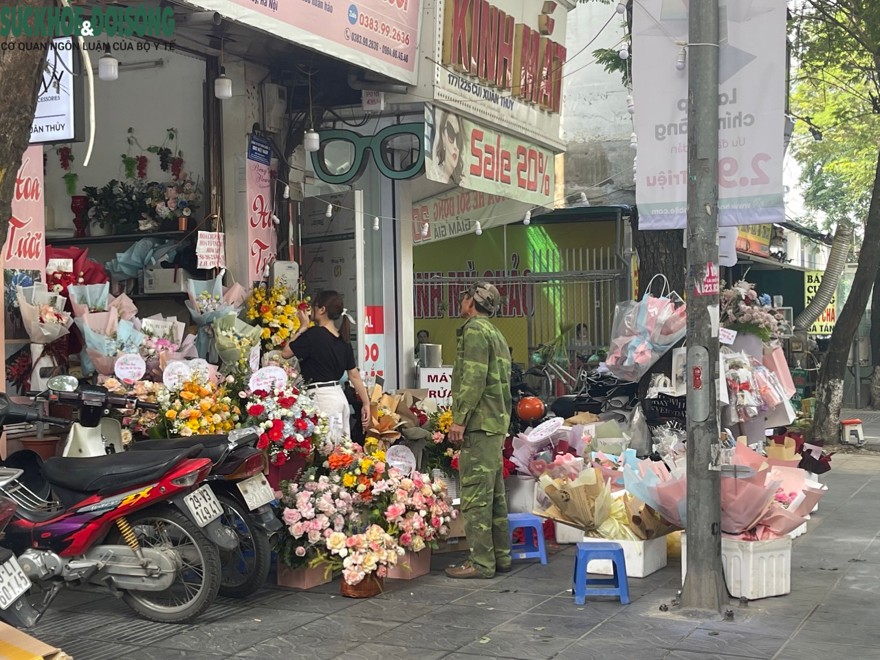 Sát ngày 20/10, hoa tươi tràn ngập vỉa hè Hà Nội - Ảnh 5.