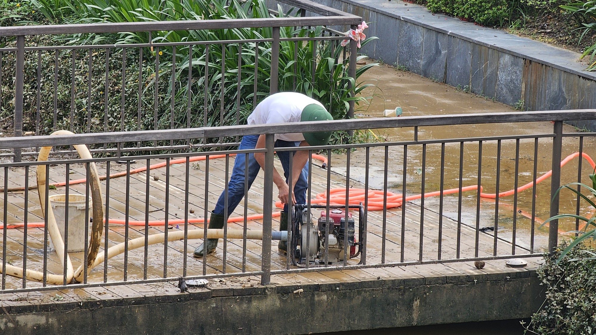 Hàng trăm công nhân 'giải cứu' cầu gỗ lim nổi tiếng ở Huế sau lũ - Ảnh 6.