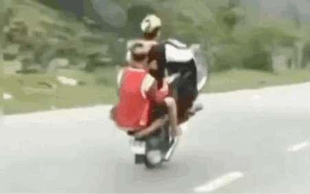 [VIDEO] Thanh niên bốc đầu xe máy, khoe chiến tích lên mạng xã hội