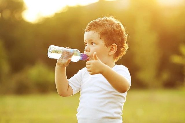 Cho trẻ uống nước như thế nào là đúng cách và tốt cho sức khỏe? - Ảnh 6.