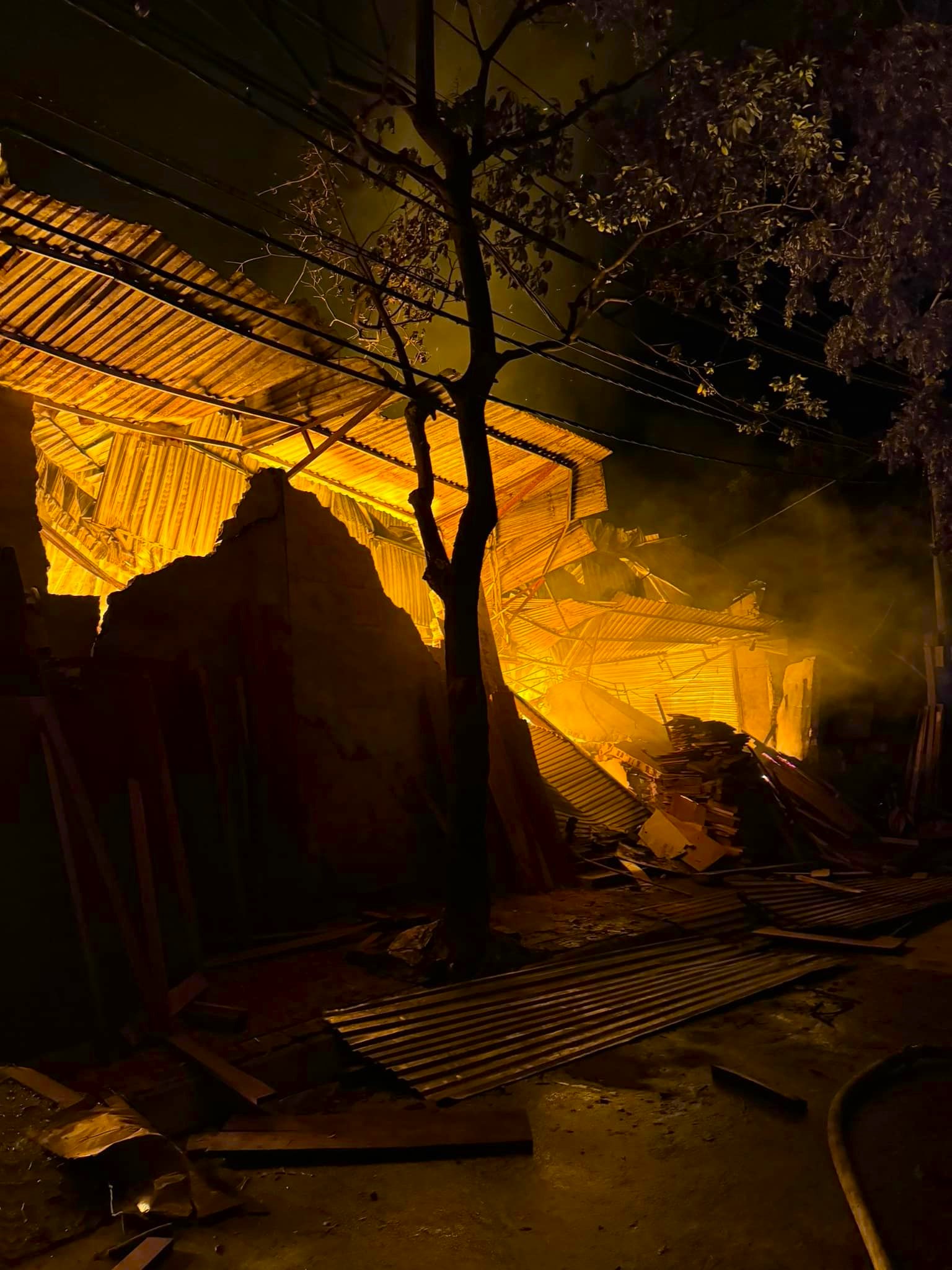 Cháy xuyên đêm đến sáng tại Yên Lạc, Vĩnh Phúc - Ảnh 4.