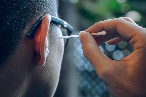 Nếu khi nào bạn thấ tai ngứa, giảm thính lực mà lâu không lấy ráy tai thì việc thỉnh thoảng vệ sinh tai sẽ không gây ảnh hưởng đến sức khỏe của tai.