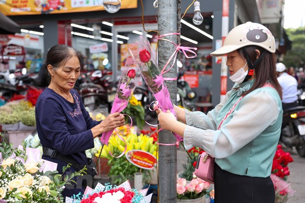 Hoa hồng giá tăng gấp hai, gấp ba lần trong ngày Phụ nữ Việt Nam 20/10 - Ảnh 2.