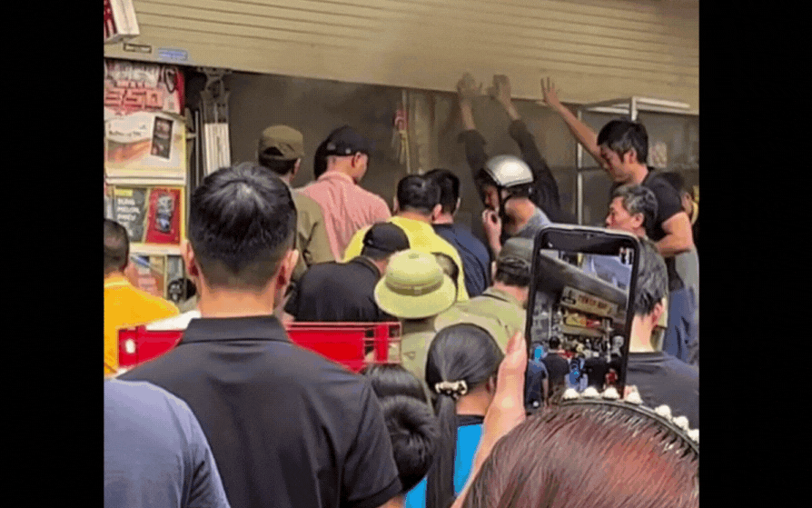 Lại cháy chung cư tại Hà Nội, người dân 'xông pha' dập lửa