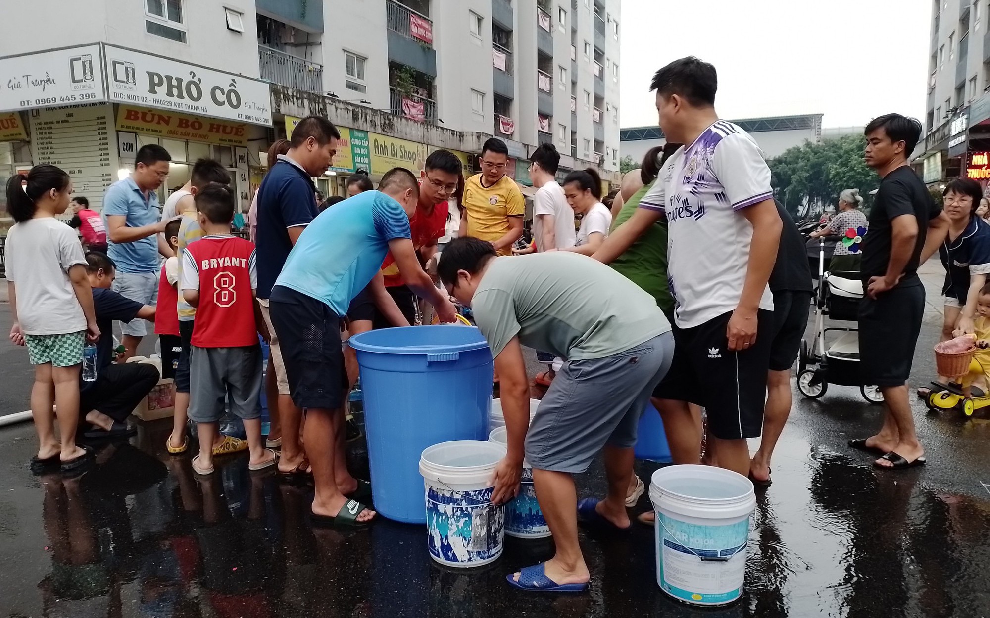 Sau hàng loạt chỉ đạo, người dân Khu đô thị Thanh Hà vẫn "rồng rắn" xếp hàng xin nước sạch