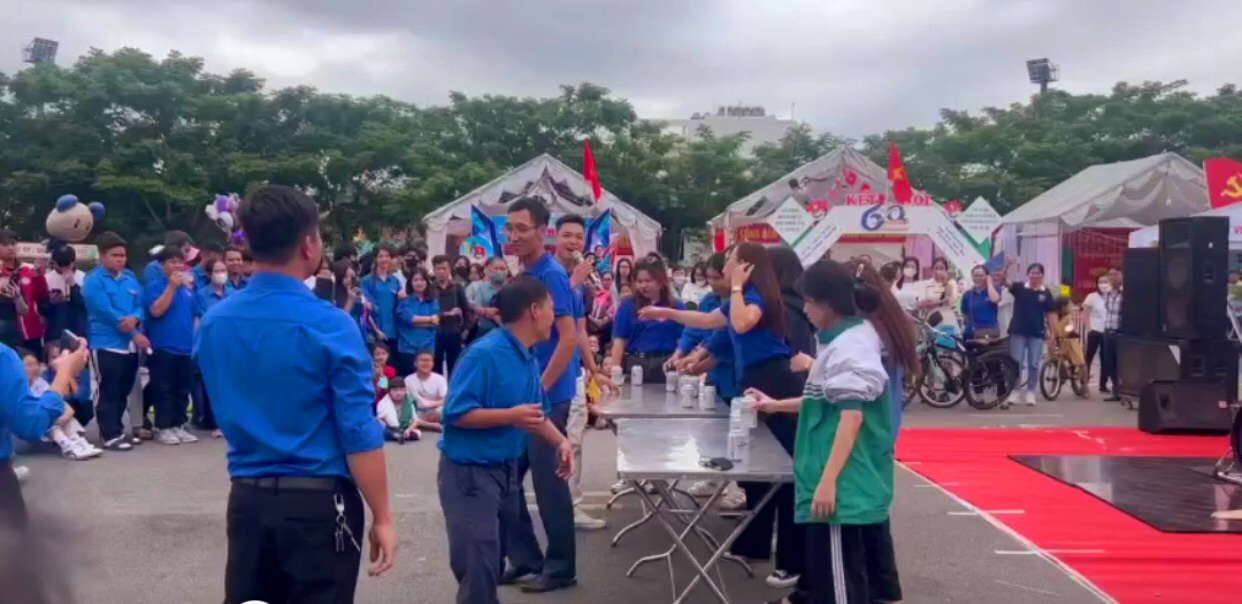  (Video) học sinh thi uống bia ở hội trại thanh niên Uông Bí gây xôn xao như luận - Ảnh 1.