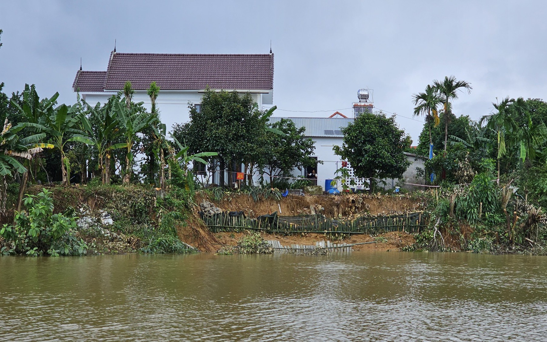 Sau mưa lớn, nhiều người dân bất an vì nhà cửa bị sông cuốn trôi