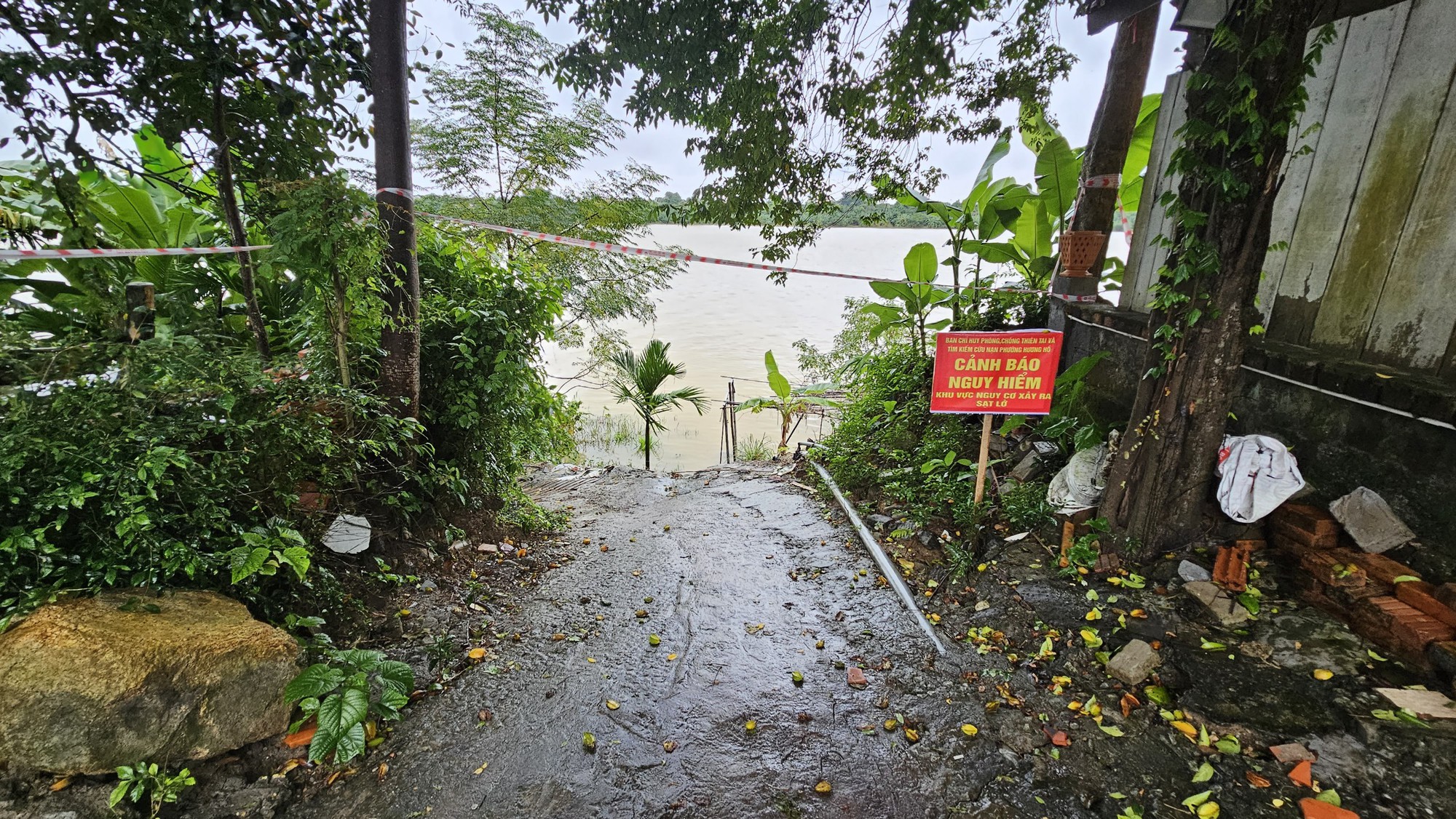 Bờ sông sạt lở nghiêm trọng sau mưa lũ uy hiếp nhà dân ở TP Huế - Ảnh 3.