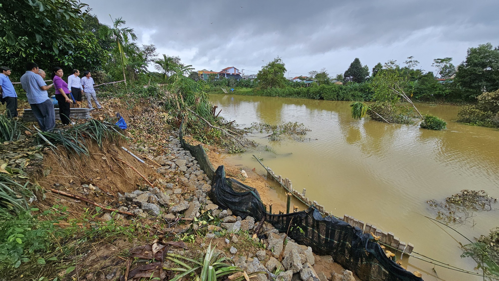 Bờ sông sạt lở nghiêm trọng sau mưa lũ uy hiếp nhà dân ở TP Huế - Ảnh 7.