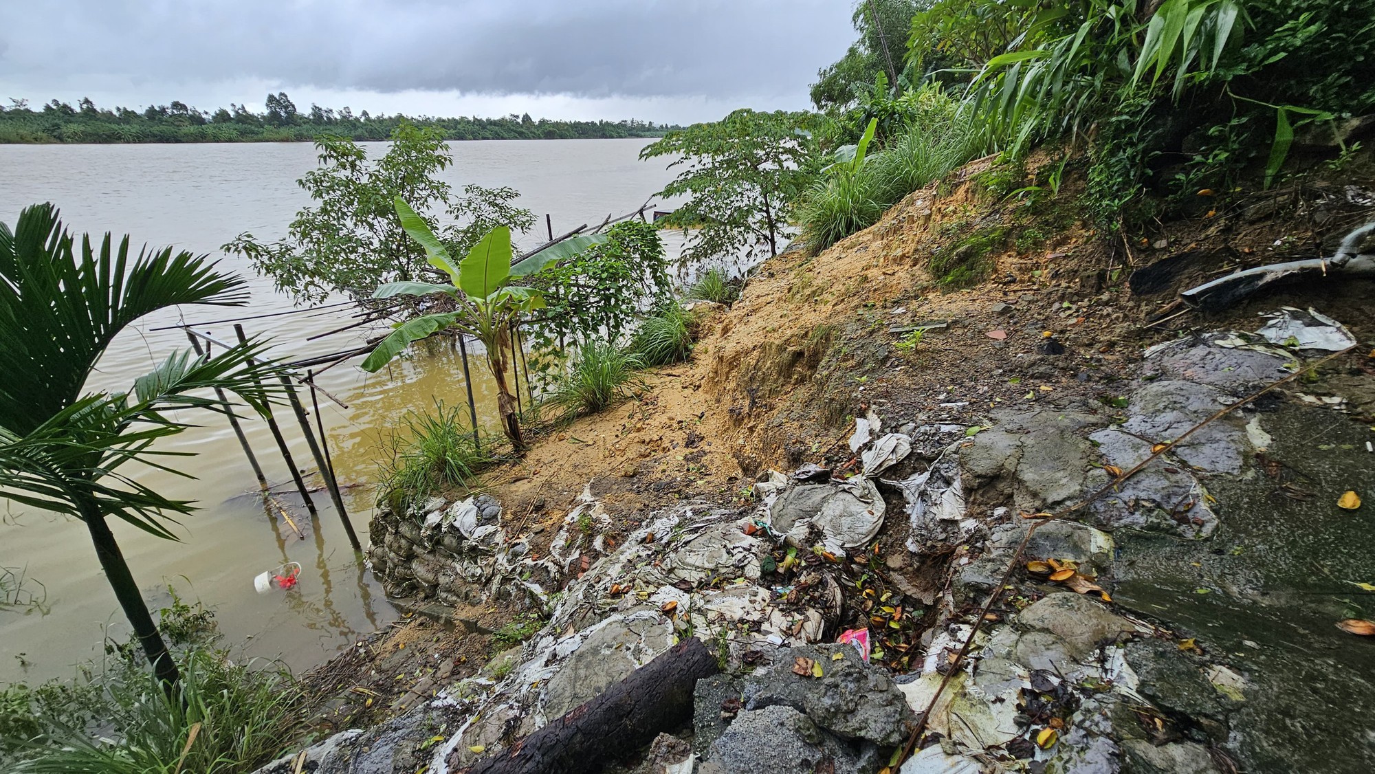 Bờ sông sạt lở nghiêm trọng sau mưa lũ uy hiếp nhà dân ở TP Huế - Ảnh 8.