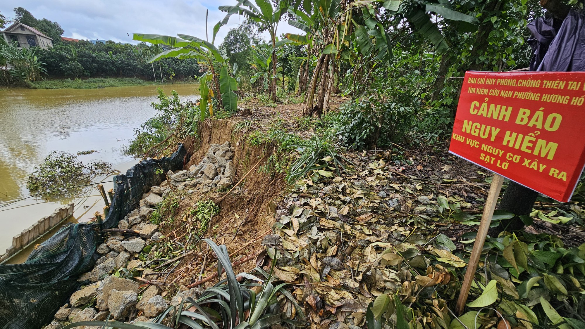 Bờ sông sạt lở nghiêm trọng sau mưa lũ uy hiếp nhà dân ở TP Huế - Ảnh 12.