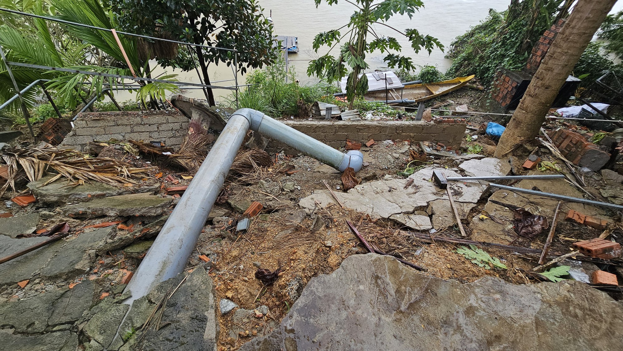 Bờ sông sạt lở nghiêm trọng sau mưa lũ uy hiếp nhà dân ở TP Huế - Ảnh 10.