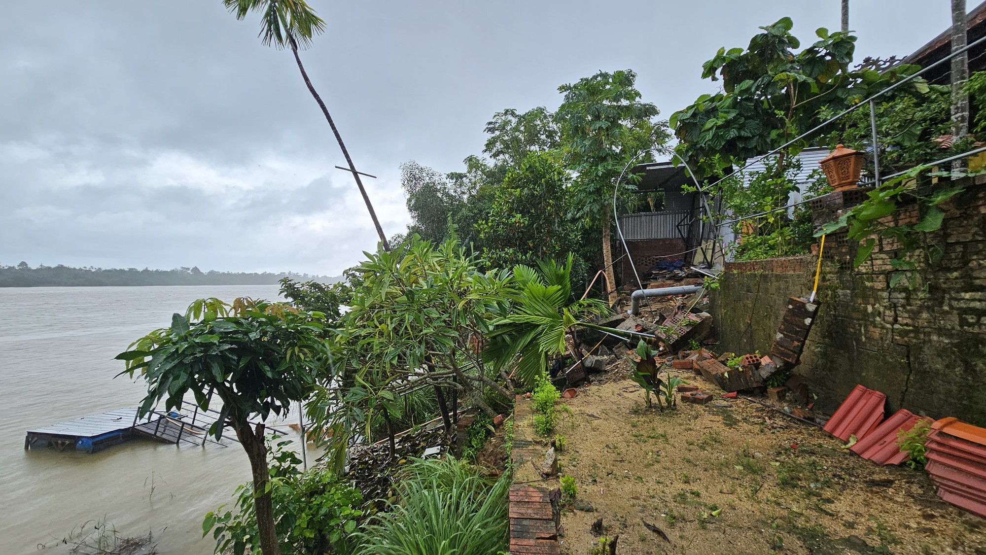 Bờ sông sạt lở nghiêm trọng sau mưa lũ uy hiếp nhà dân ở TP Huế - Ảnh 4.