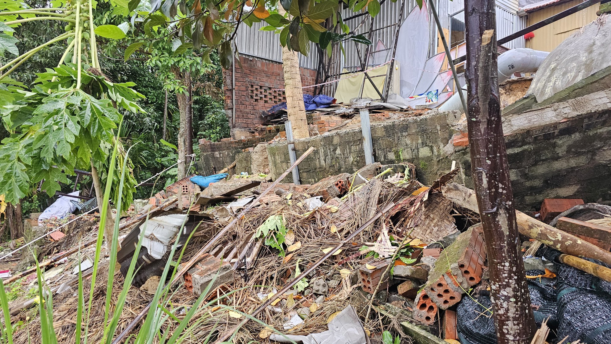 Bờ sông sạt lở nghiêm trọng sau mưa lũ uy hiếp nhà dân ở TP Huế - Ảnh 9.