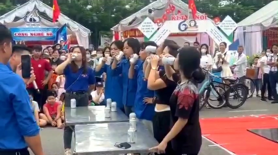  (Video) học sinh thi uống bia ở hội trại thanh niên Uông Bí gây xôn xao như luận - Ảnh 2.