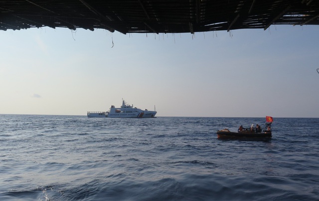 Diễn biến mới tìm kiếm 13 ngư dân mất tích vụ chìm tàu cá Quảng Nam - Ảnh 1.