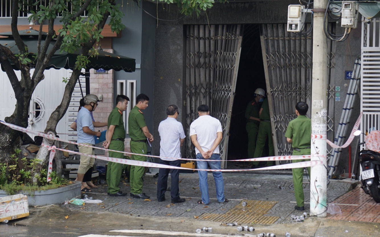 Cháy nhà trong đêm khiến chồng tử vong, vợ và con nguy kịch