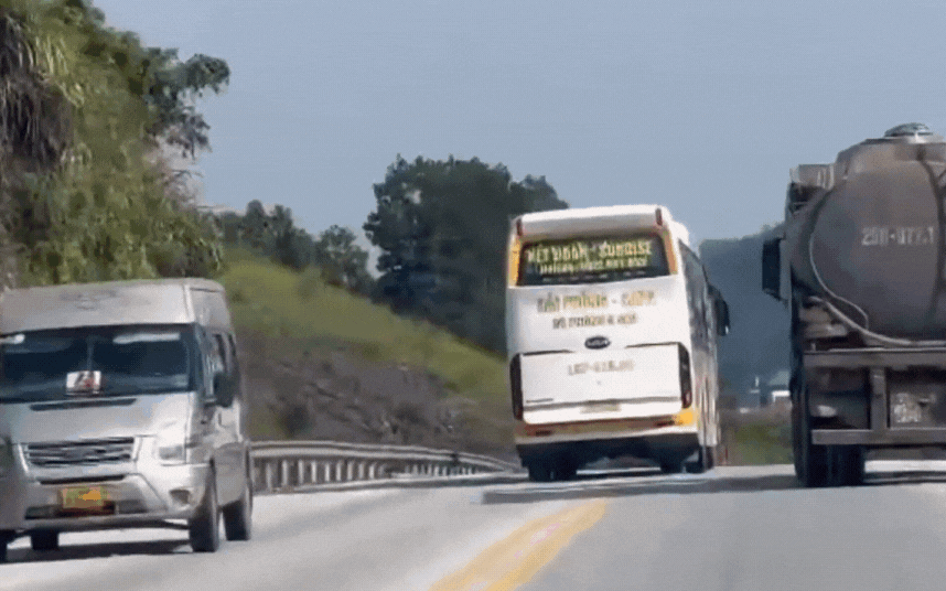 [VIDEO] Xe khách "đua với tử thần", lấn làn trên cao tốc