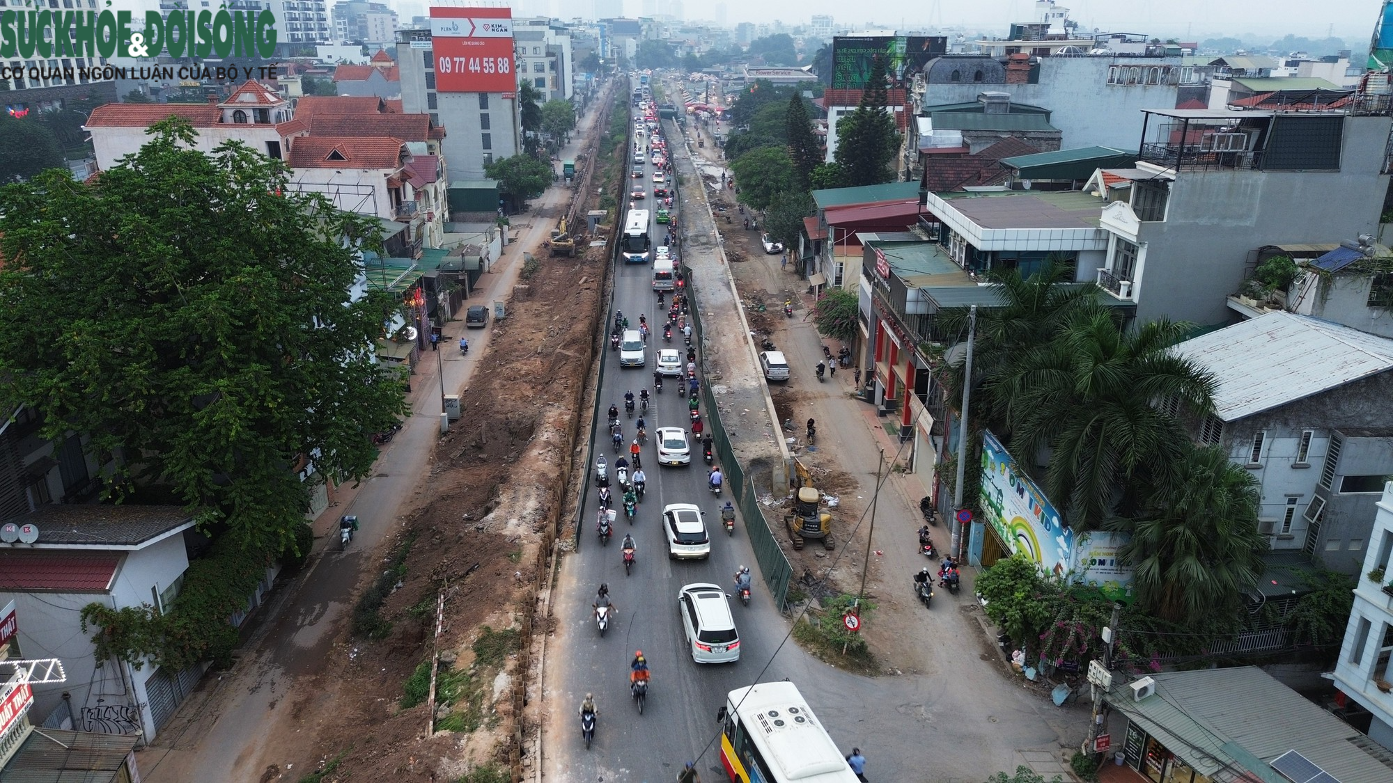 Người dân 'trốn chui trốn nhủi' tại điểm chờ xe buýt - Ảnh 3.