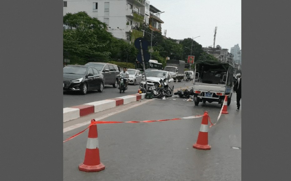 Tai nạn giữa 4 phương tiện khiến xe máy kẹt dưới gầm ô tô