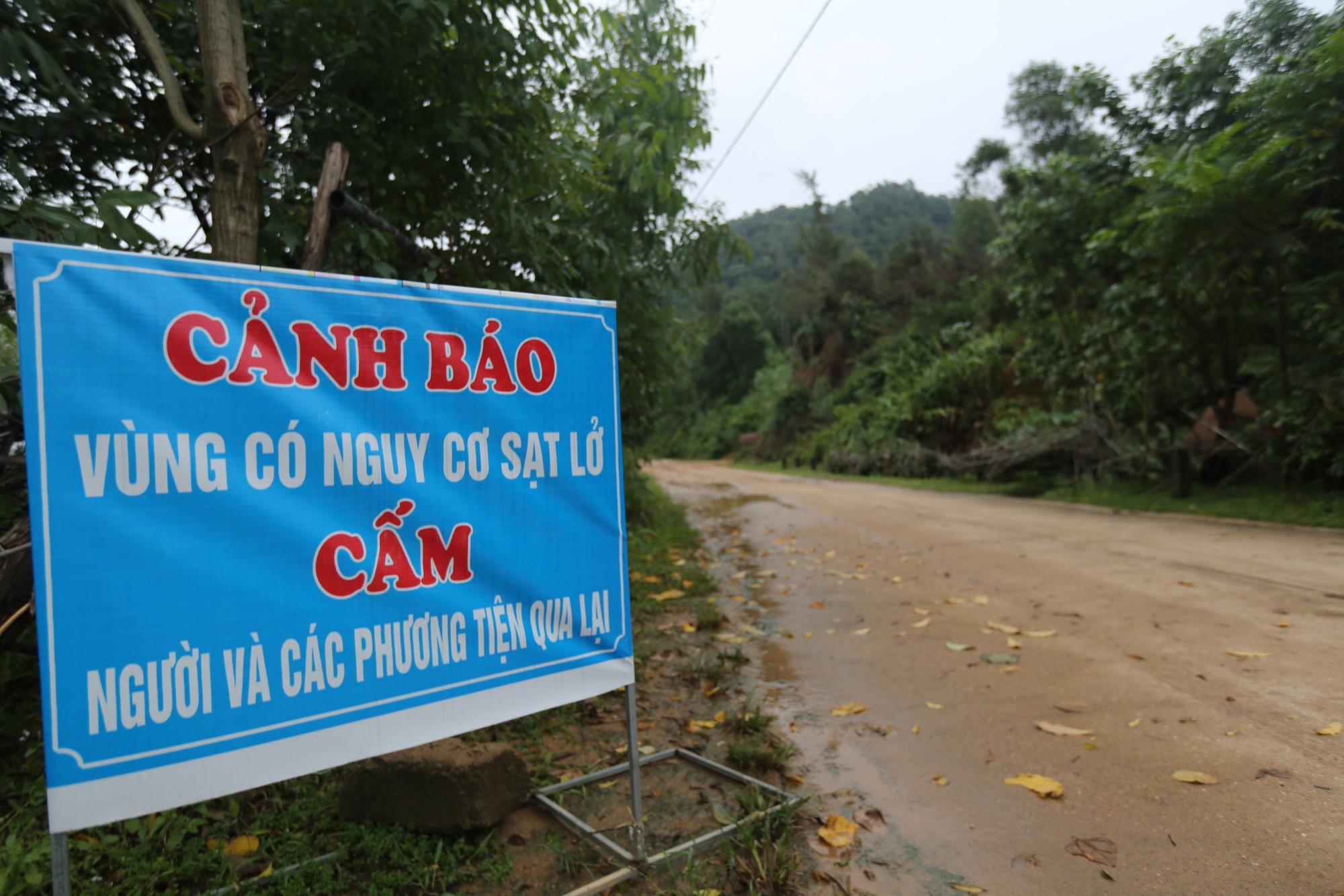 Xuất hiện 'hố tử thần' trên đường ven biển Hà Tĩnh - Ảnh 9.