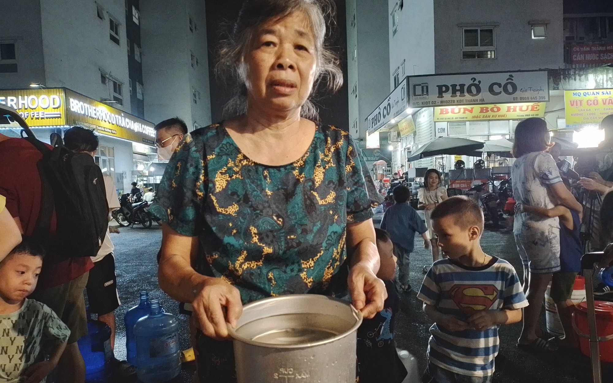 Cư dân KĐT Thanh Hà mệt mỏi vì "ngày đi làm, đêm đi xin nước"