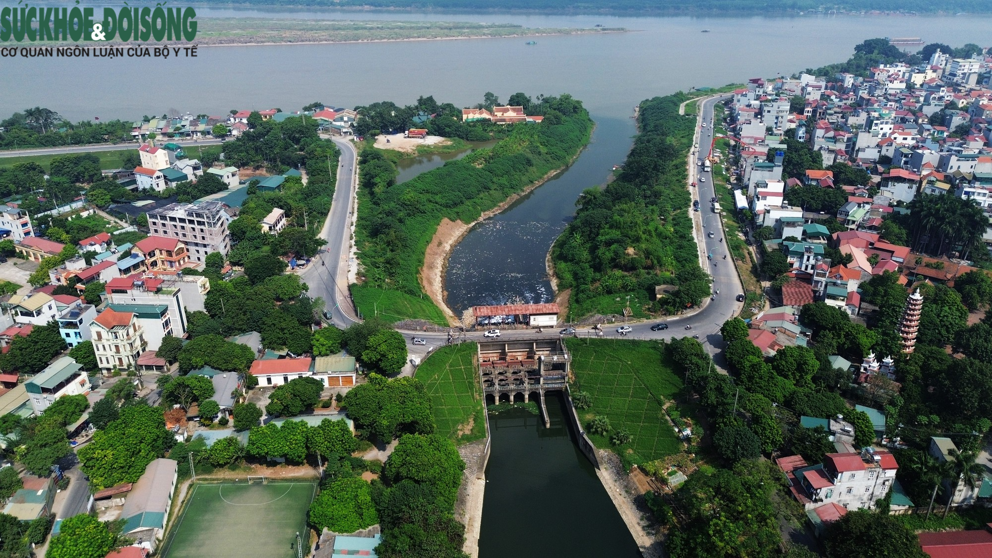 'Mục sở thị' dòng nước ô nhiễm của sông Nhuệ chảy ngược ra sông Hồng - Ảnh 3.