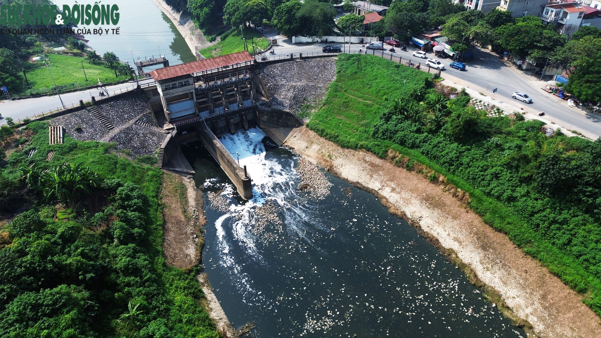 'Mục sở thị' dòng nước ô nhiễm của sông Nhuệ chảy ngược ra sông Hồng - Ảnh 5.