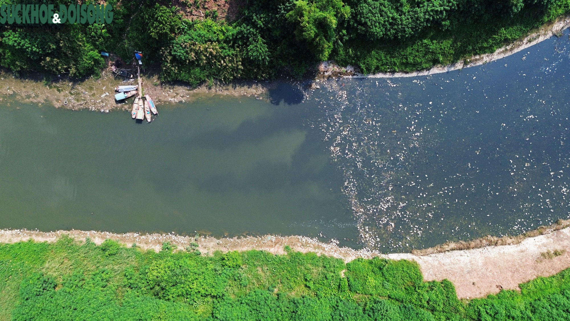 'Mục sở thị' dòng nước ô nhiễm của sông Nhuệ chảy ngược ra sông Hồng - Ảnh 10.
