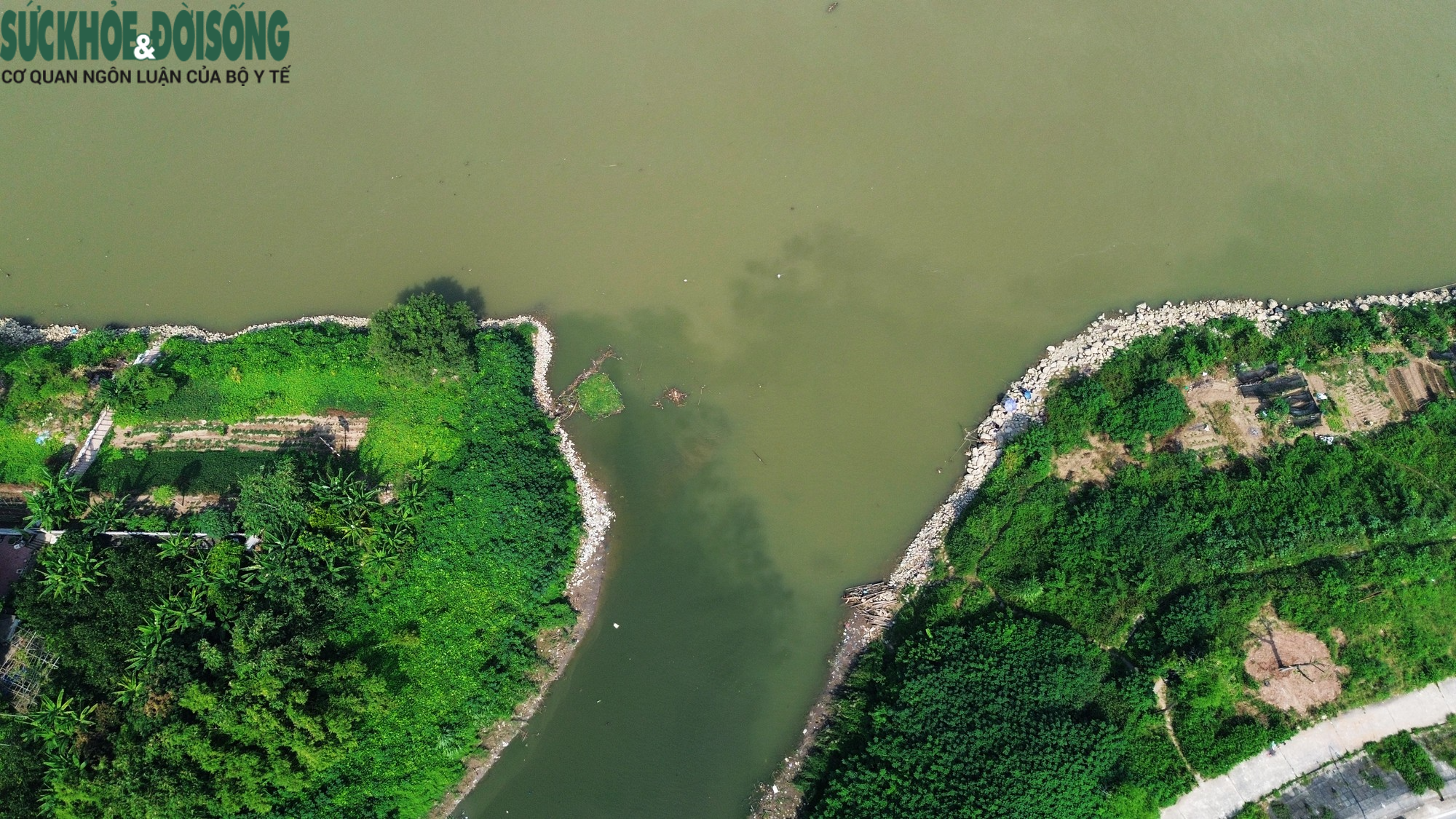 'Mục sở thị' dòng nước ô nhiễm của sông Nhuệ chảy ngược ra sông Hồng - Ảnh 12.