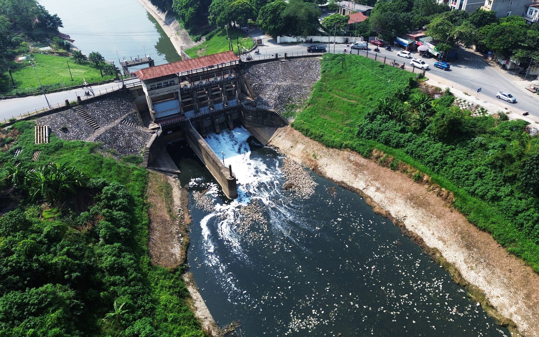 "Mục sở thị" dòng nước ô nhiễm từ sông Nhuệ chảy ngược ra sông Hồng