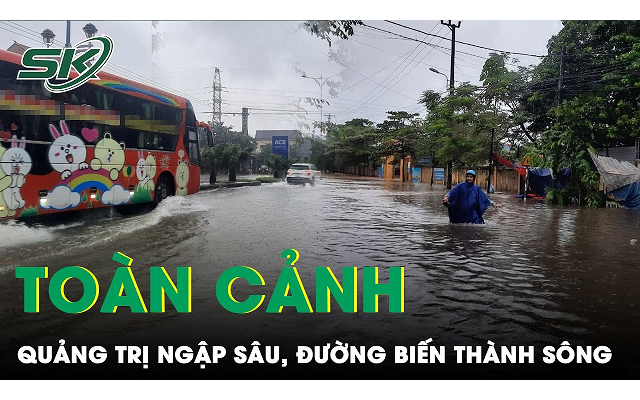 Mưa lớn khiến đường ở Quảng Trị ngập sâu cả mét, người dân tất tả chạy lụt