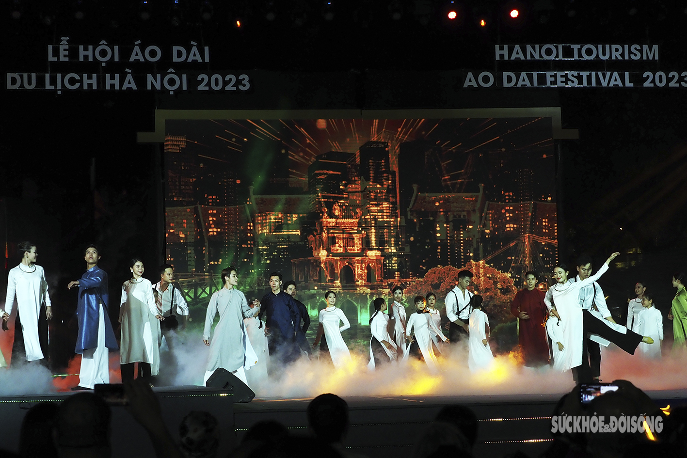 Ấn tượng đêm khai màn Lễ hội Áo dài Du lịch Hà Nội 2023 - Ảnh 1.