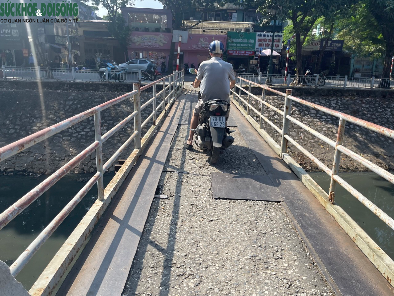 Hà Nội: Cầu đi bộ qua sông Kim Ngưu xuống cấp, thủng lỗ to - Ảnh 9.